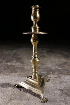 Candelabro francés de latón de finales del siglo XVII con bandeja recogegotas y base trípode