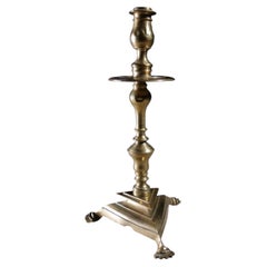 Candelabro francés de latón de finales del siglo XVII con bandeja recogegotas y base trípode