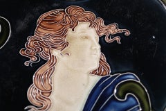 Assiette murale en majolique de style Art nouveau français, représentant un portrait de femme, vers 1900