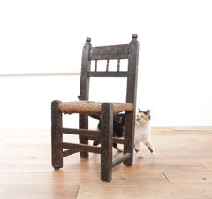 Silla auxiliar rústica española del siglo XVII con asiento trenzado, de alrededor de 1690