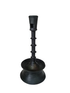 Candelabro gótico de bronce con nudos y pie en forma de campana, de finales de la Edad Media, siglo XV
