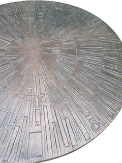 Table basse brutaliste en fer forgé avec plateau en bronze à motifs rayonnants, Europe, années 1970