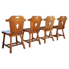 4er-Set skulpturaler Esszimmerstühle aus Alpenkiefer mit schlüssellochförmiger Rückenlehne, 1970er Jahre