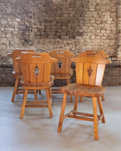 4er-Set skulpturaler Esszimmerstühle aus Alpenkiefer mit schlüssellochförmiger Rückenlehne, 1970er Jahre