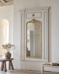 Grande pannello a specchio in stile Luigi XVI francese con elementi antichi in legno dorato