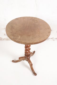 Table à vin du XIXe siècle en noyer, avec colonne à volutes en forme d'épi d'orge et piètement tripode