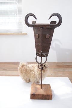 Escultura brutalista de una máscara de toro, ensamblaje de hierro forjado sobre base de madera, 95 cm