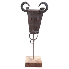Escultura brutalista de una máscara de toro, ensamblaje de hierro forjado sobre base de madera, 95 cm