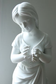 Mädchen aus Biskuitporzellan, das eine Margerite pflückt, nach Nicolas Lecorney, Frankreich, 19. Jh.