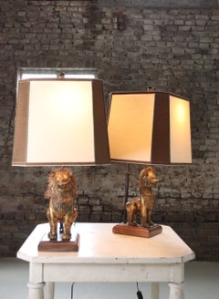 Paire de lampes de table thaïlandaises en bronze doré représentant des lions « Singha », sur socles en bois, années 1970