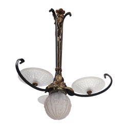 Lámpara de araña Art Déco de hierro forjado con flores doradas y cristal prensado, años 20-30