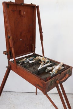 Caballete de campo francés con caja de pinturas y herrajes de latón, mediados del siglo XX