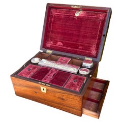 Antike Nussbaum Gentleman's Vanity Dressing oder Travel Box