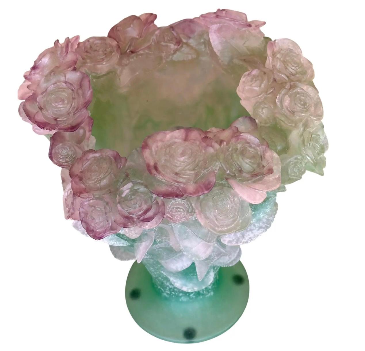 Vaso grande di rose in vetro Greene & Greene Daum In condizioni buone in vendita a LOS ANGELES, CA