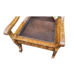 Chaise italienne ancienne en bois de loupe, ornée d'un ange et d'un dauphin sculptés
