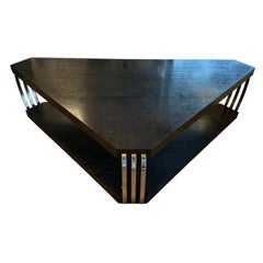 Riesiger dreieckiger Cocktailtisch im Art-déco-Stil aus Ebenholz und Chrom