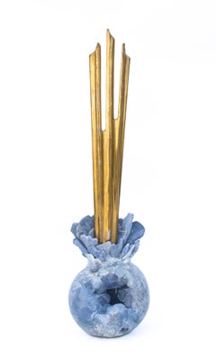 Rayon de soleil italien du 18e siècle sur une sphère de célestite bleue avec du corail bleu