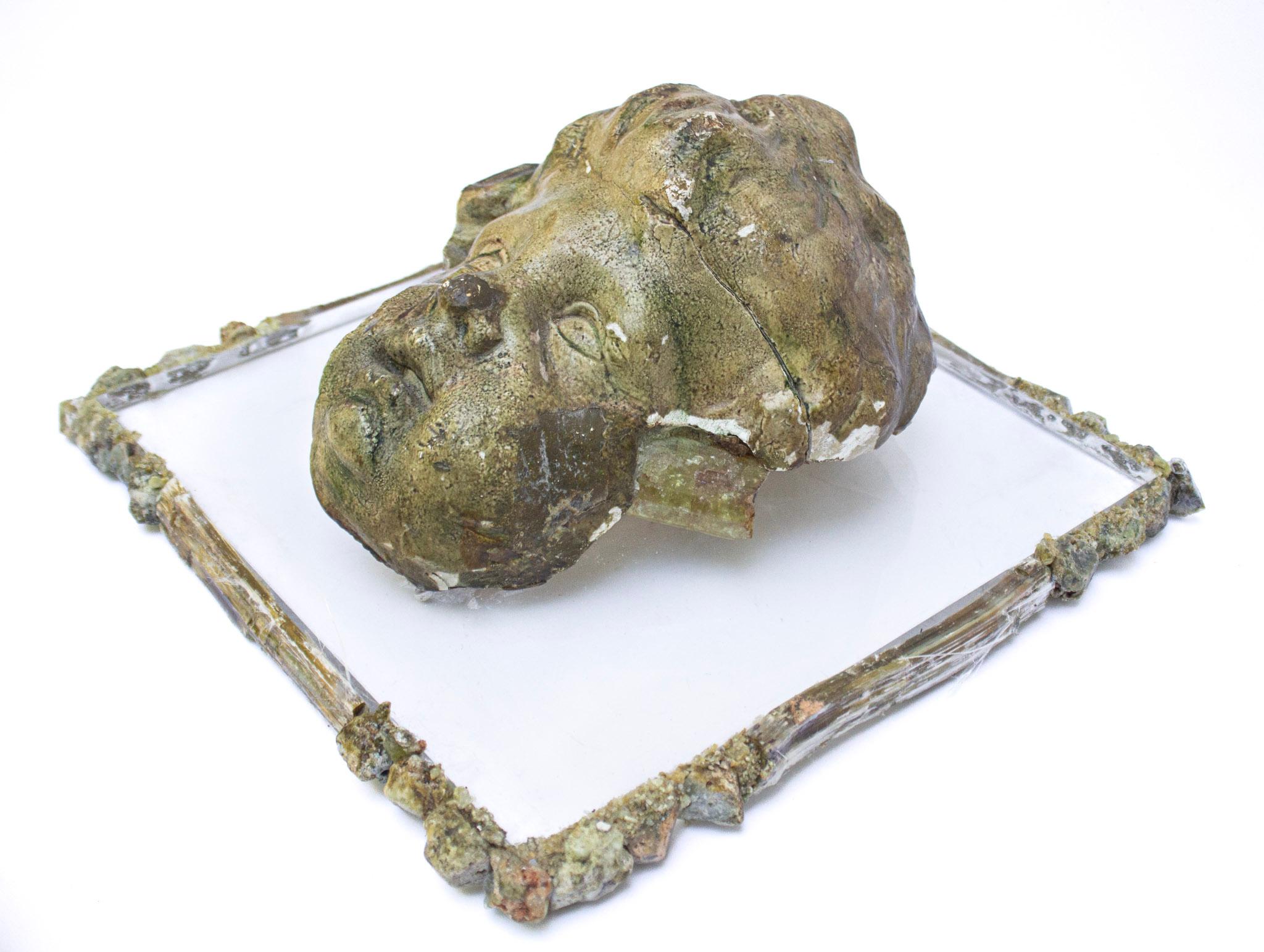 Italienischer Engelsputto des 17. Jahrhunderts mit Peridot auf Lucit und gerahmt mit Smaragd (Handgeschnitzt) im Angebot