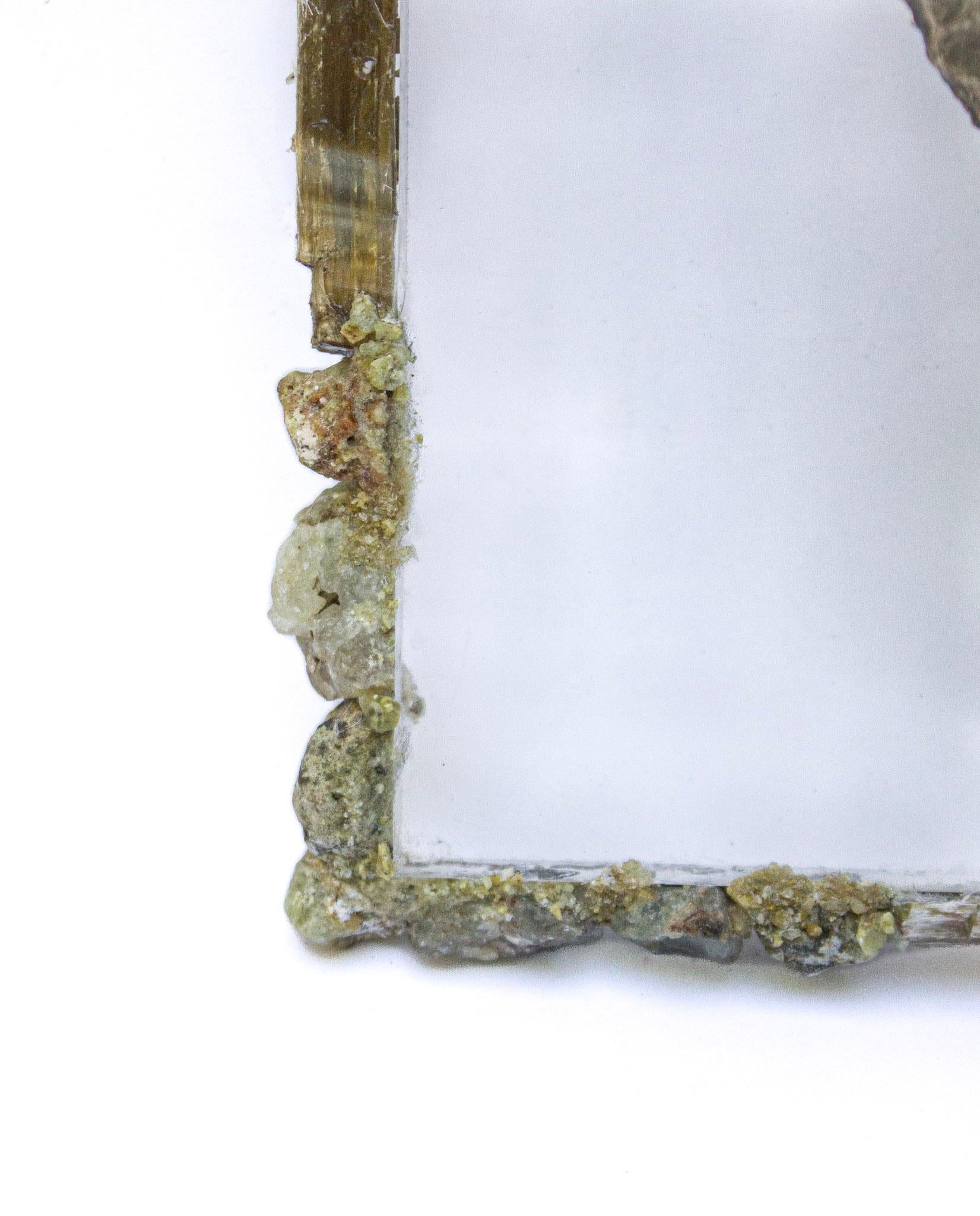 Italienischer Engelsputto des 17. Jahrhunderts mit Peridot auf Lucit und gerahmt mit Smaragd im Zustand „Gut“ im Angebot in Dublin, Dalkey