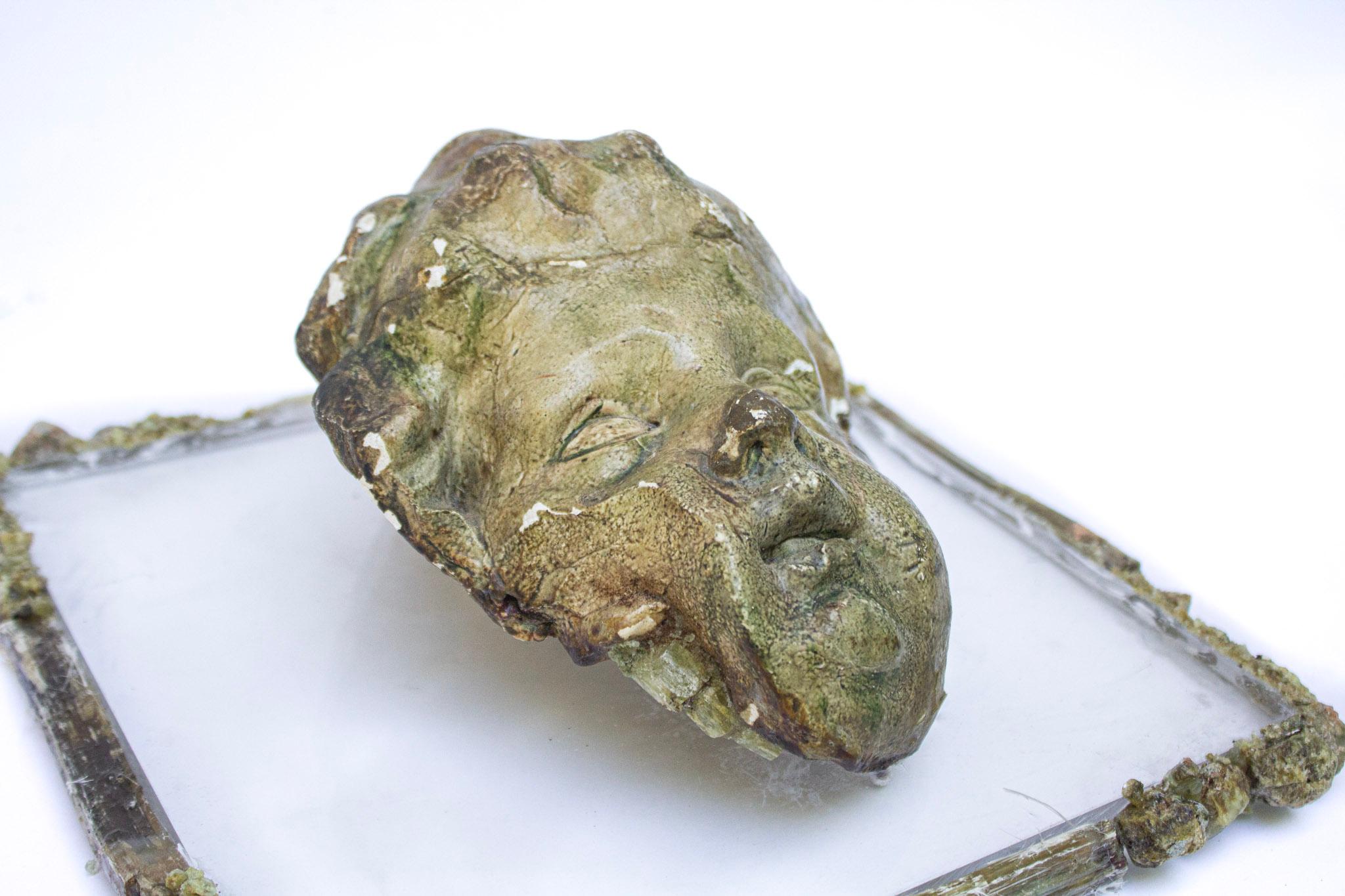 Italienischer Engelsputto des 17. Jahrhunderts mit Peridot auf Lucit und gerahmt mit Smaragd (Rokoko) im Angebot