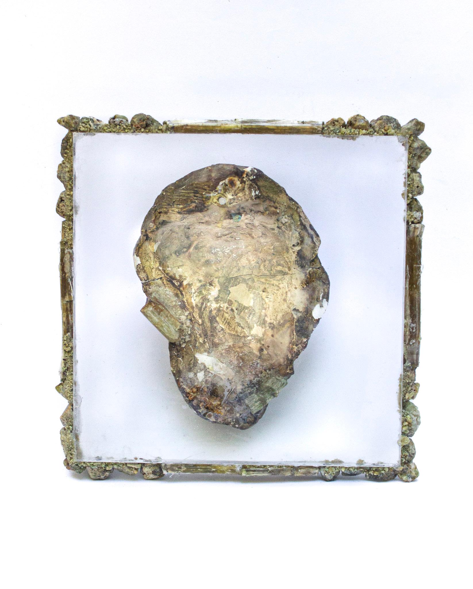Italienischer Engelsputto des 17. Jahrhunderts mit Peridot auf Lucit und gerahmt mit Smaragd (18. Jahrhundert und früher) im Angebot