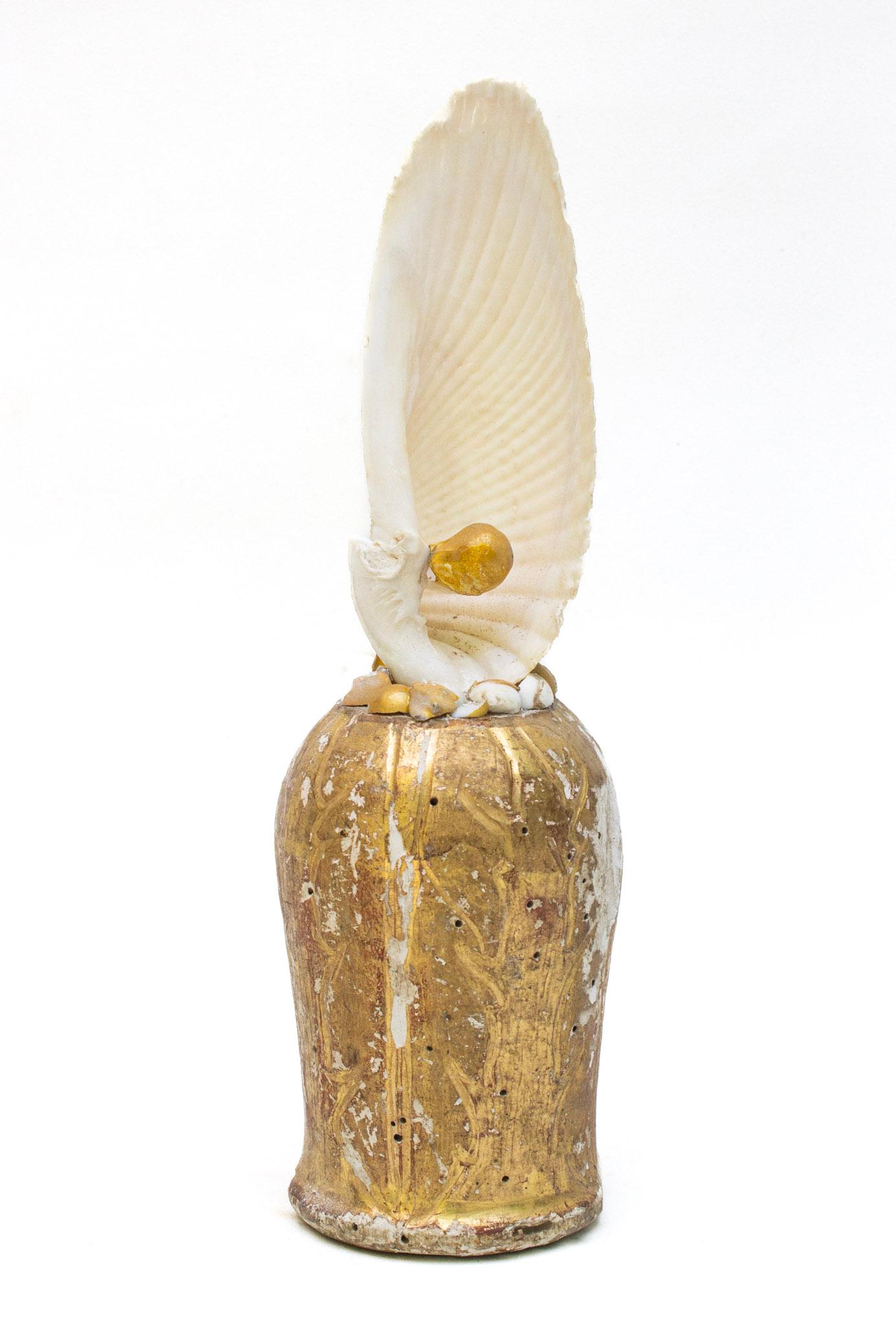 Pair of 18th Century Italian Gilded Bases with Angel Wing Shells and Pearls In Good Condition For Sale In Dublin, Dalkey