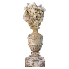Scultura "Frammento di Firenze" del XVII secolo con conchiglia fossile e cristalli Scultura "Frammento di Firenze" del XVII secolo con conchiglia fossile e cristalli