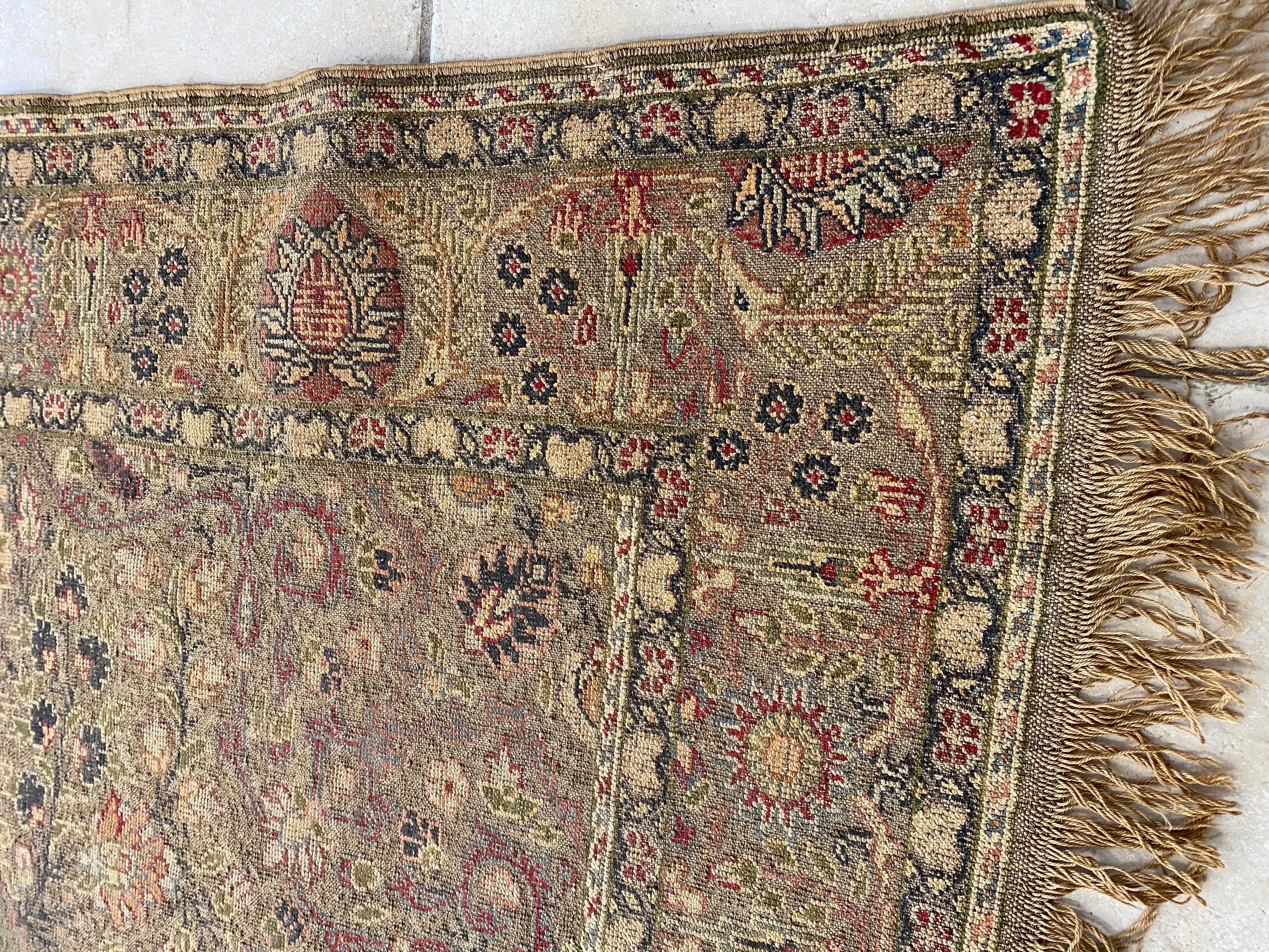 Antiker, geblümter, türkischer Kaysari-Teppich aus Seide und Metallfaden aus dem späten 19. Jahrhundert im Angebot 1