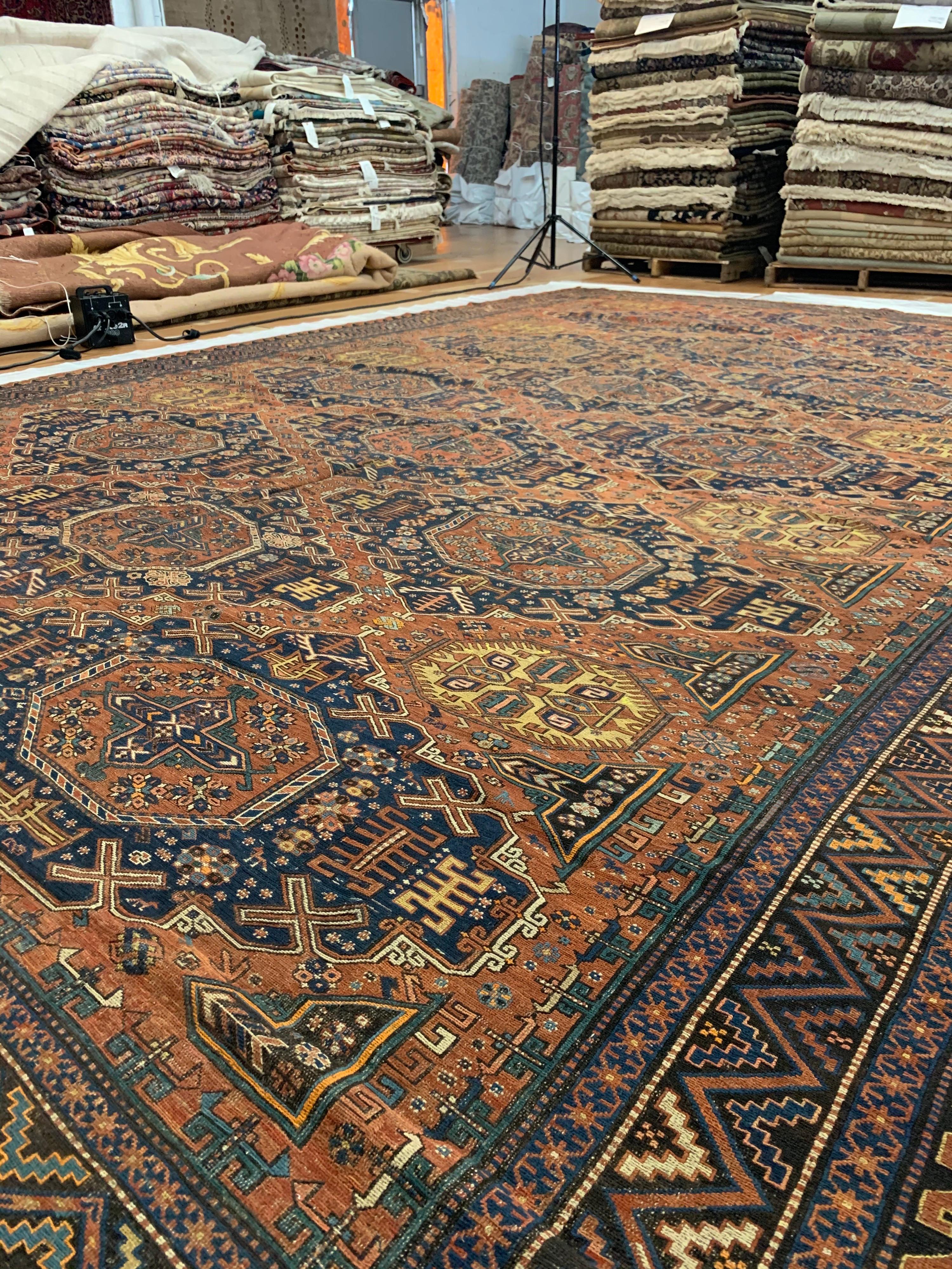 Antiker, großer, übergroßer kaukasischer Soumak-Teppich aus rostfarbenem und blauem Stammesleder, ca. 1920er Jahre im Zustand „Gut“ im Angebot in New York, NY