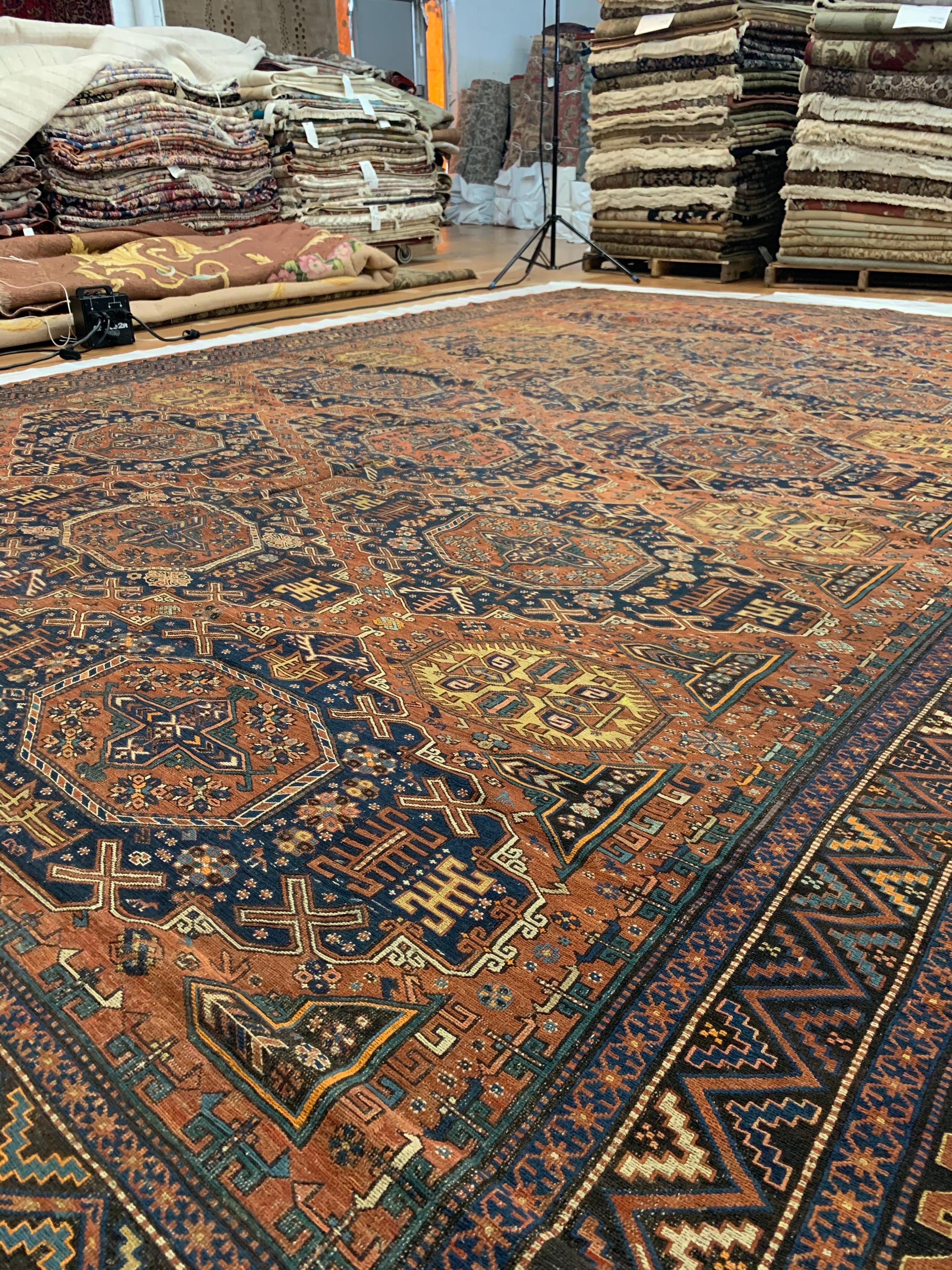 Grand tapis Soumak caucasien surdimensionné, tribal bleu et rouille, vers les années 1920 Bon état - En vente à New York, NY
