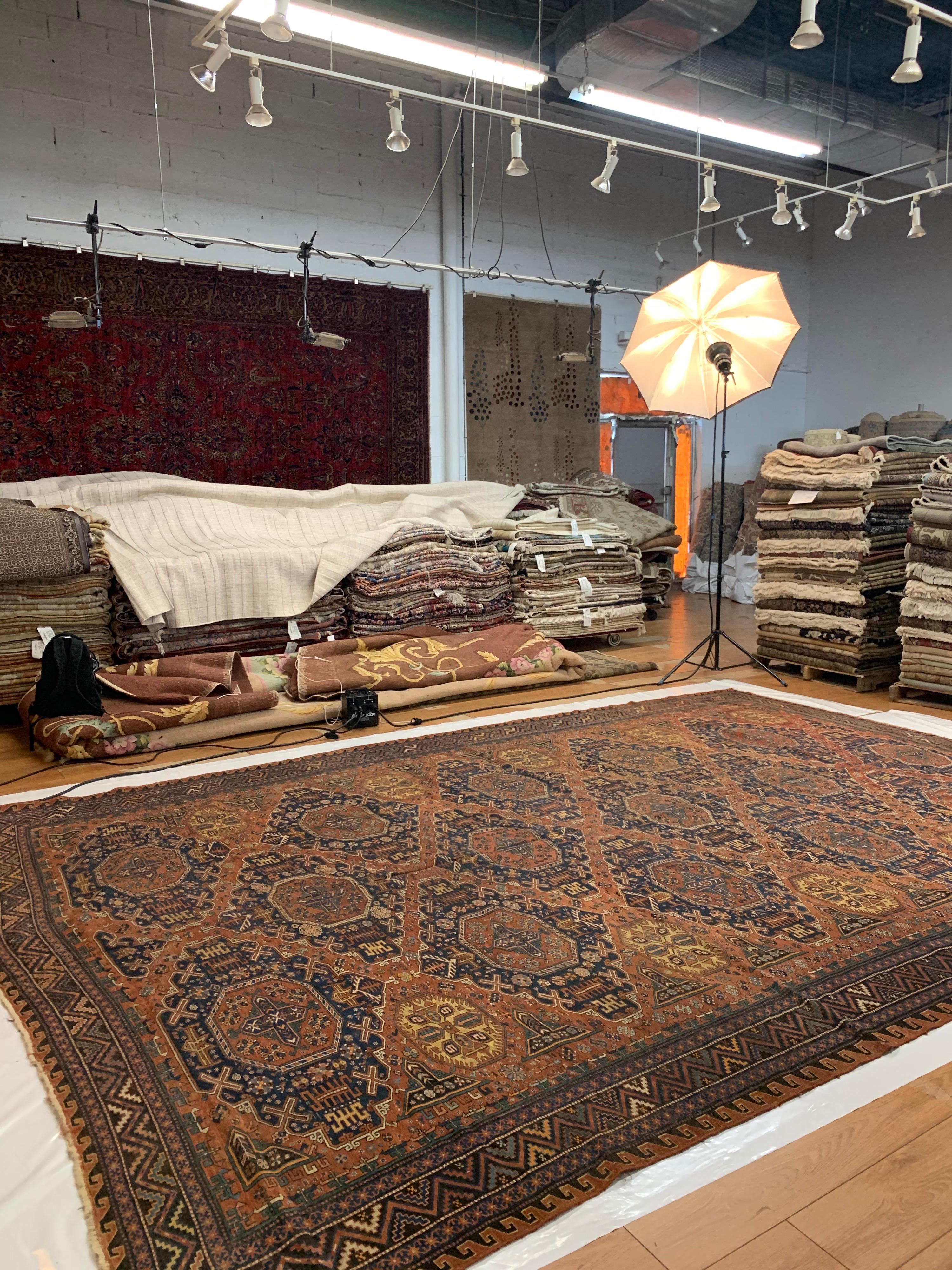 Tissé à la main Grand tapis Soumak caucasien surdimensionné, tribal bleu et rouille, vers les années 1920 en vente