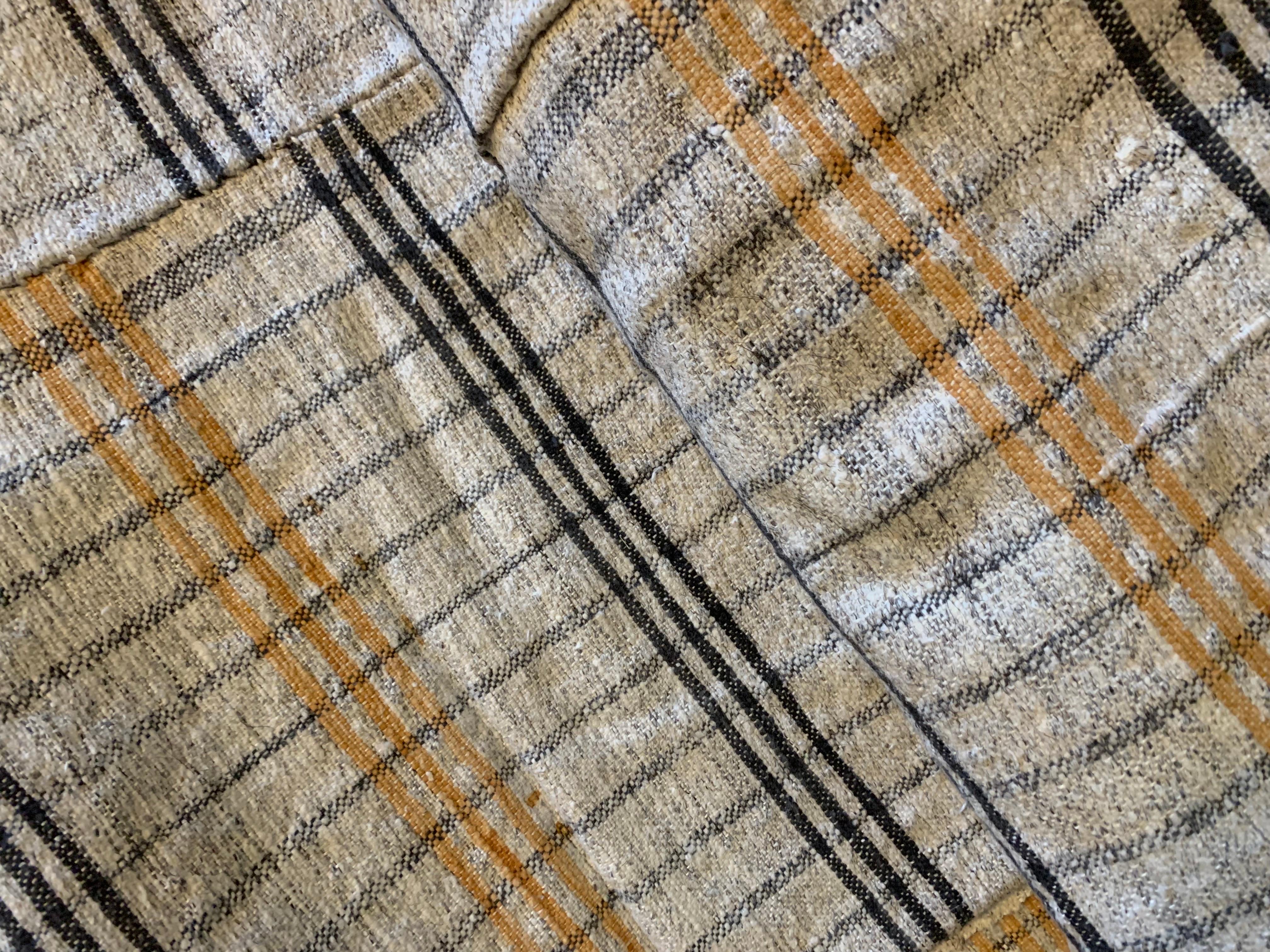 Anatolischer Flachgewebe-Kilim-Teppich, handgeknüpft in der Mitte des 20. Jahrhunderts.

Maße: 6'1'' x 10'8''.


