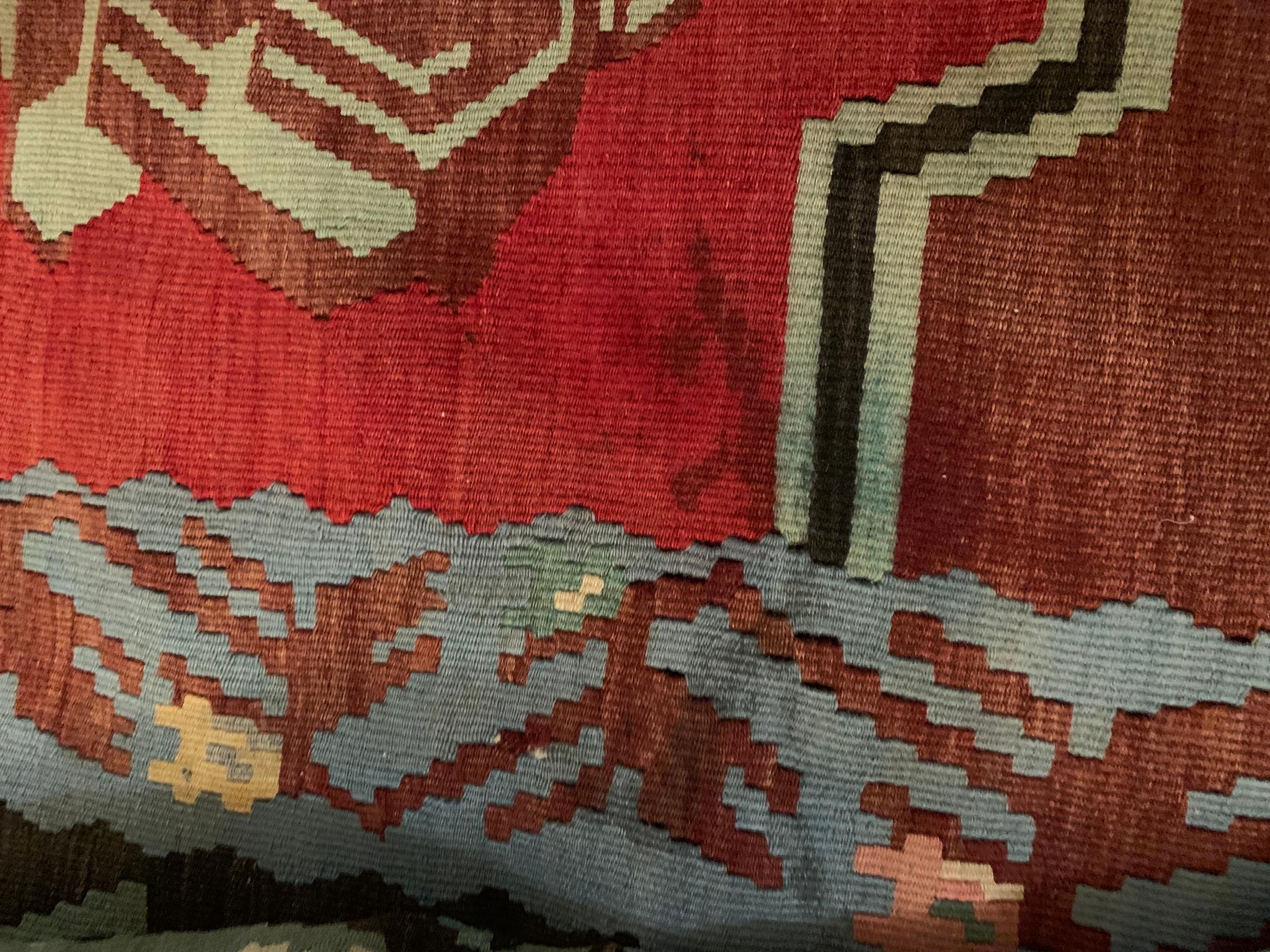 Vintage Mid-Century Bessarabian Kilim Rot Floral Flachgewebe Teppich Raumgröße (Rumänisch) im Angebot