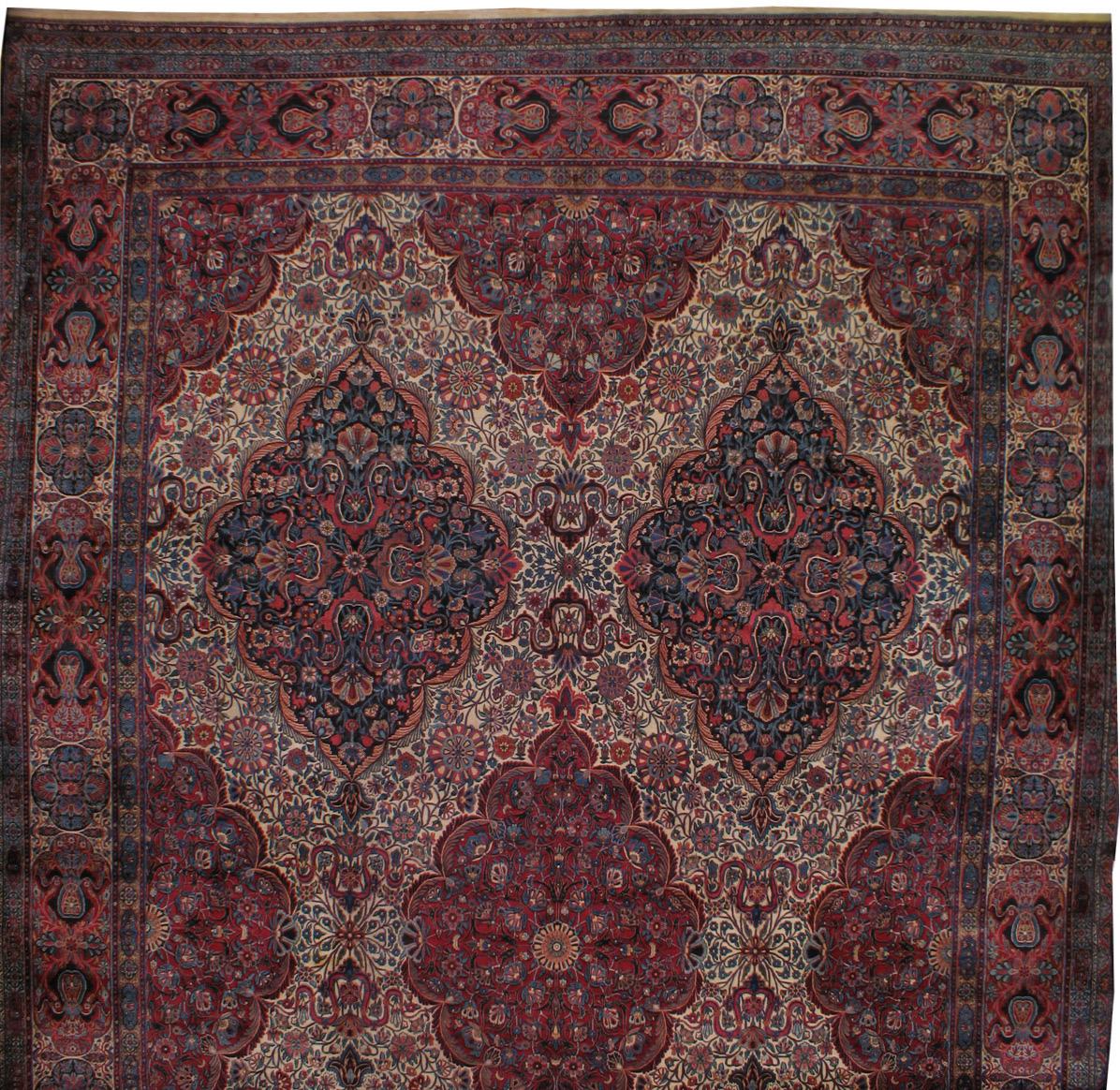 Dies ist eine exquisite antike übergroße persische Floral Kirman Lavar Teppich, circa 1910-1920s, Messung 19,3 x 30 ft in einwandfreiem Zustand.

Provenienz:
Sotheby's Auktionshaus, New York, NY im Herbst 2001

Die in Lavar hergestellten Teppiche