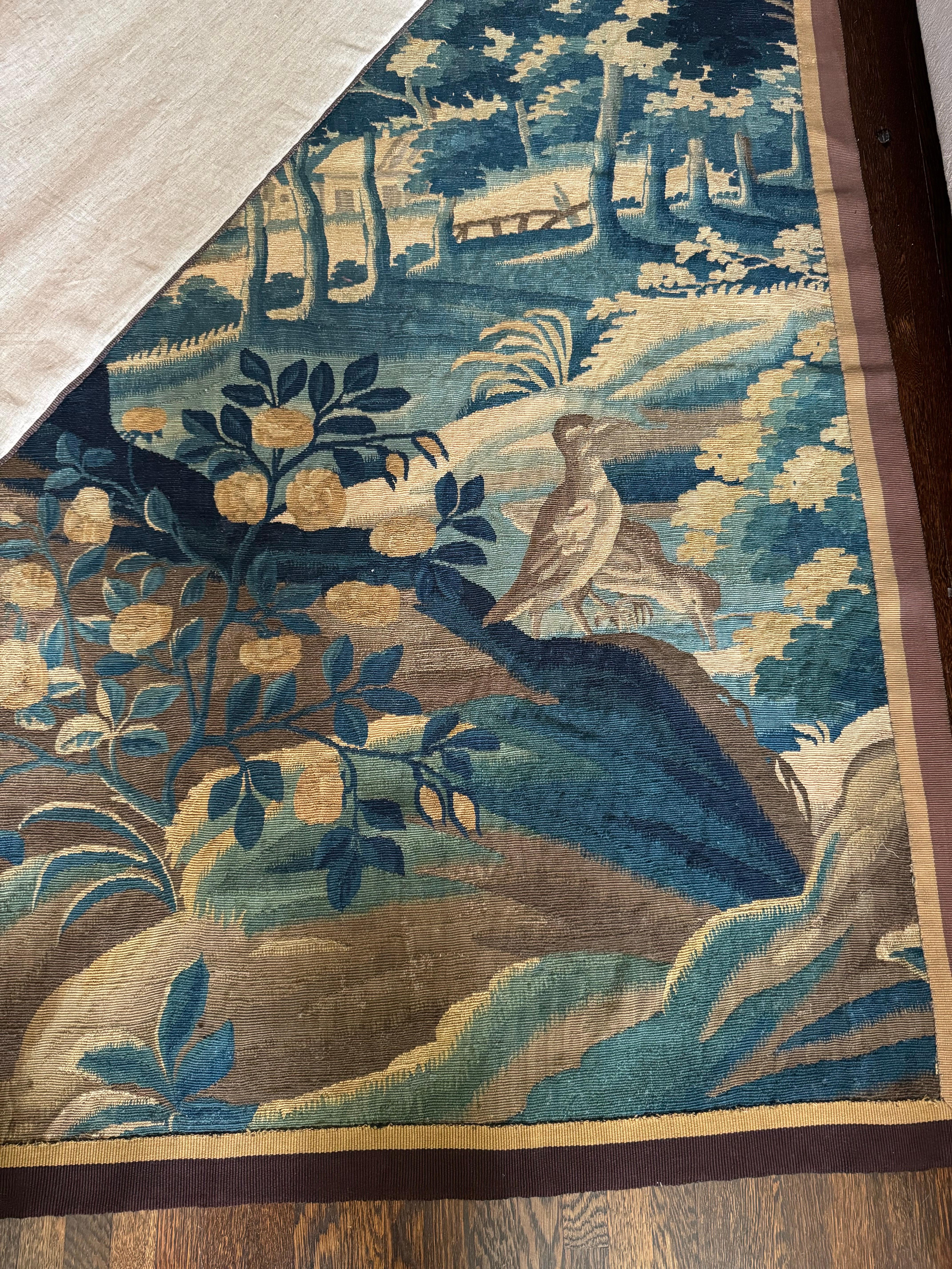 Antiker grüner flämischer Verdure-Wandteppich mit Vögeln aus dem 17. (Handgewebt) im Angebot