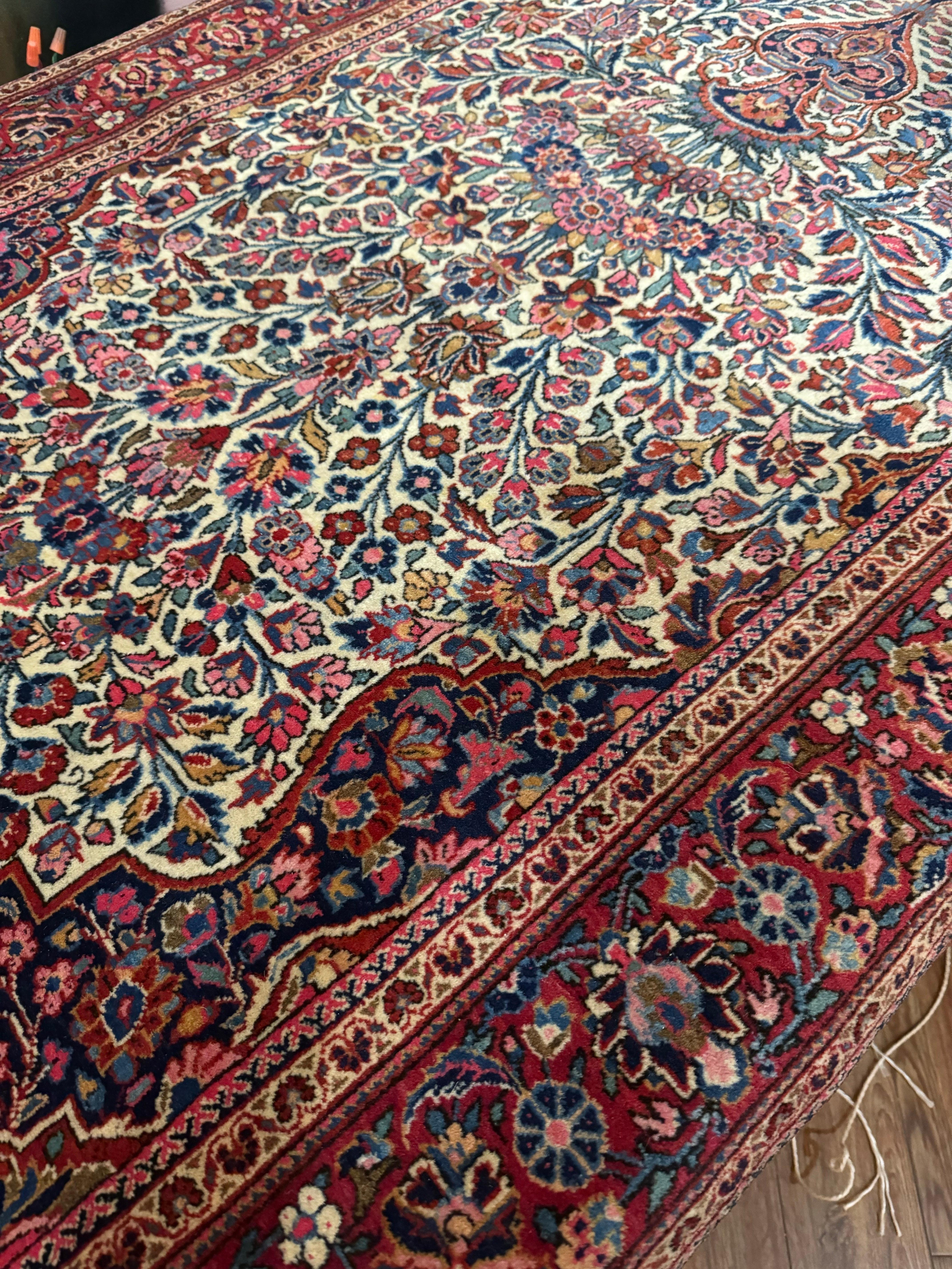Se trata de un precioso ejemplo de alfombra persa antigua Dabir Kashan tejida a mano de los años 1920-1930, medidas: 3,2 x 5,2 pies.

Está impecable. 
     