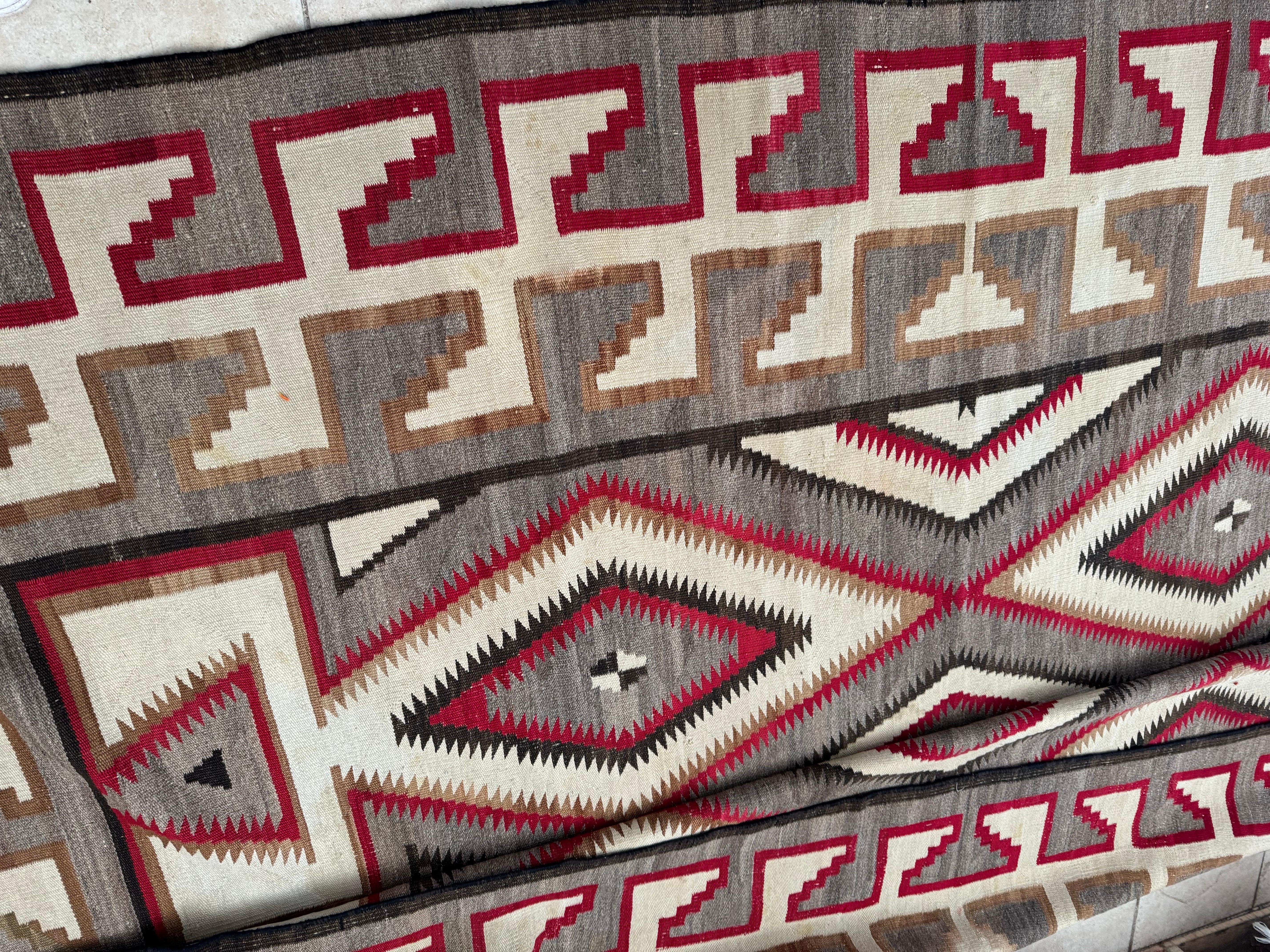 Nordamericano Raro tappeto antico dei nativi americani Navajo, tessitura grigio-avorio, anni '20-'30 circa in vendita