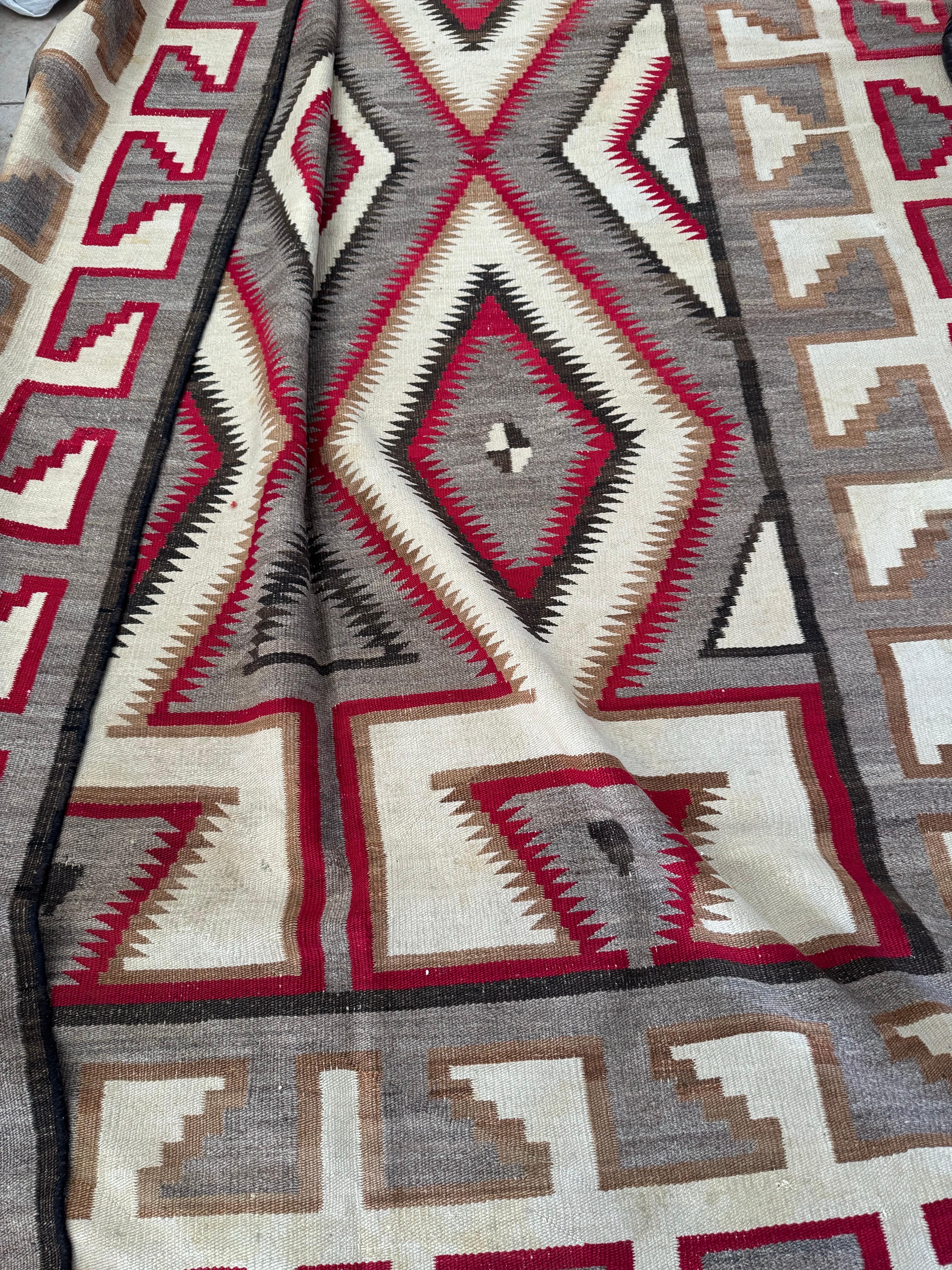 Annodato a mano Raro tappeto antico dei nativi americani Navajo, tessitura grigio-avorio, anni '20-'30 circa in vendita