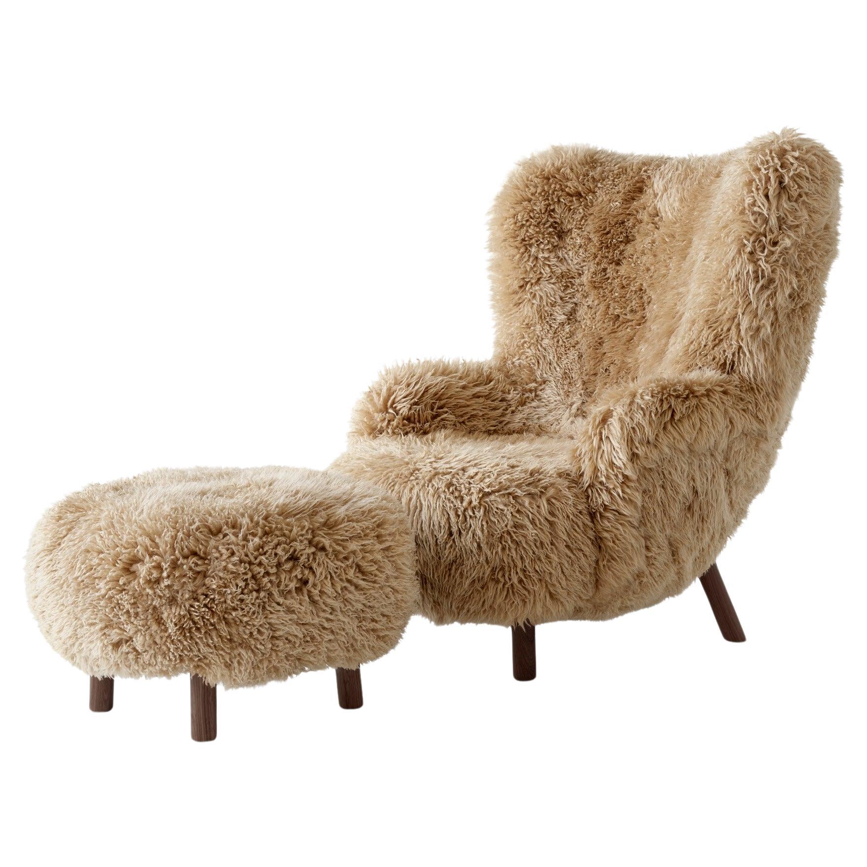 Ensemble chaise longue et pouf Petra - peau de mouton miel 50mm/noyer par Viggo Boesen