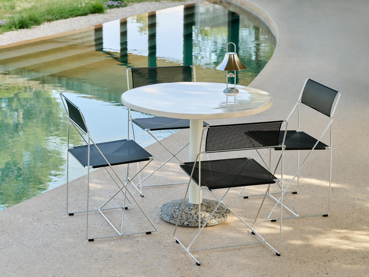 Conçue à l'origine par Niels Jørgen Haugesen à la fin des années 70, la chaise X-Line a rejoint l'univers des designs intemporels et originaux de HAY. Réalisée en fin fil de métal, l'expression industrielle de la chaise et sa construction en acier