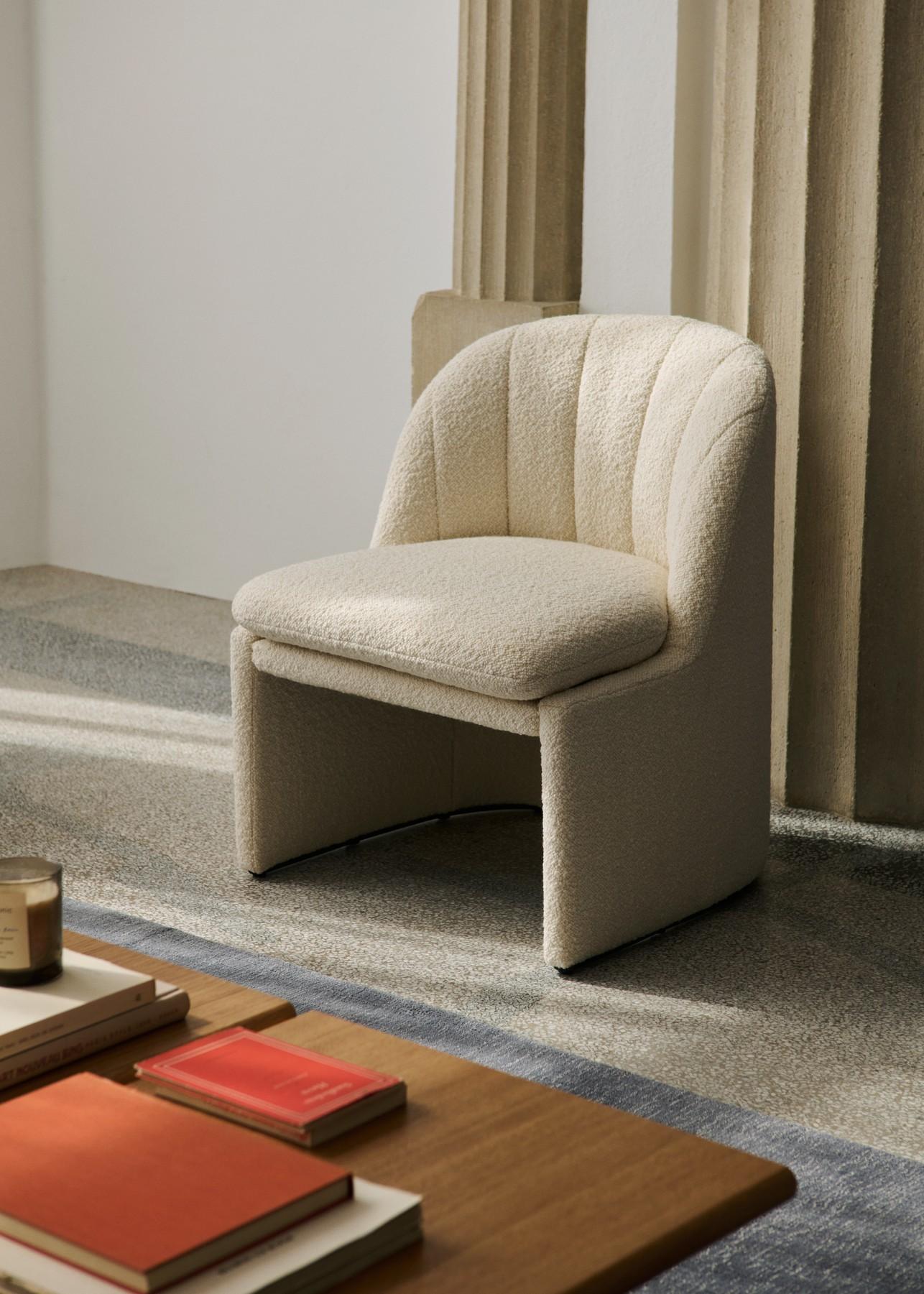 D'un encombrement visuel et physique réduit, le fauteuil club Loafer est facile à placer dans les salons, les bars et les chambres à coucher. Avec ses contours élégants et son rembourrage cossu, le design offre aux utilisateurs le même niveau de