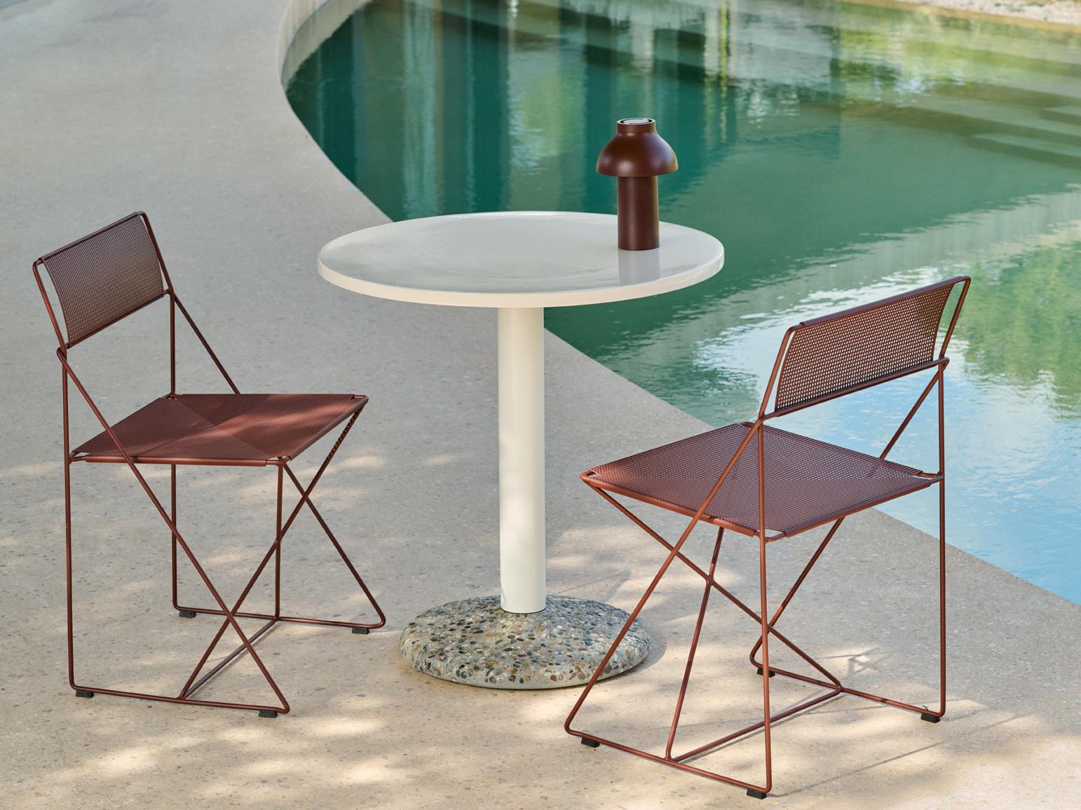 Conçue à l'origine par Niels Jørgen Haugesen à la fin des années 70, la chaise X-Line a rejoint l'univers des designs intemporels et originaux de HAY. Réalisée en fin fil de métal, l'expression industrielle de la chaise et sa construction en acier