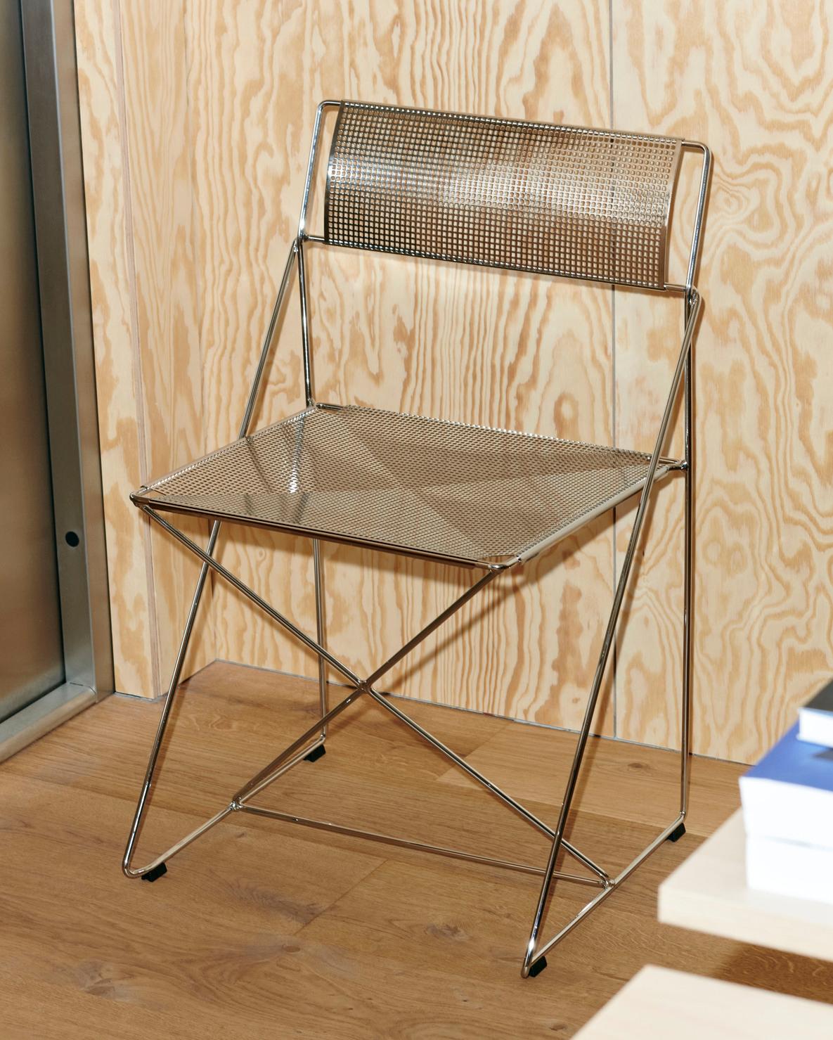 Conçue à l'origine par Niels Jørgen Haugesen à la fin des années 70, la chaise X-Line a rejoint l'univers des designs intemporels et originaux de HAY. Réalisée en fin fil de métal, l'expression industrielle de la chaise et sa construction en acier