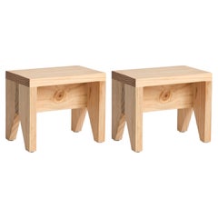 Ein Paar „Manolito“-Hocker (kurze Ausführung) aus naturbelassenem Kiefernholz, entworfen von Marc Morro für HAY