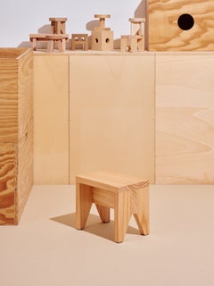 Ein Paar „Manolito“-Hocker (kurze Ausführung) aus naturbelassenem Kiefernholz, entworfen von Marc Morro für HAY