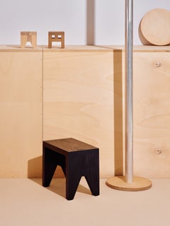 Juego de dos taburetes «Manolito», modelo bajo, en madera de pino negro, diseñado por Marc Morro para HAY