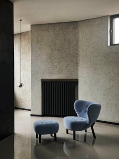 „Little Petra“-Lounge-Sessel, aus Kvadrat Gentle0733 und Walnussholz, entworfen von Viggo Boesen für &T