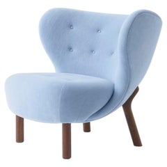 „Little Petra“-Lounge-Sessel, aus Kvadrat Gentle0733 und Walnussholz, entworfen von Viggo Boesen für &T
