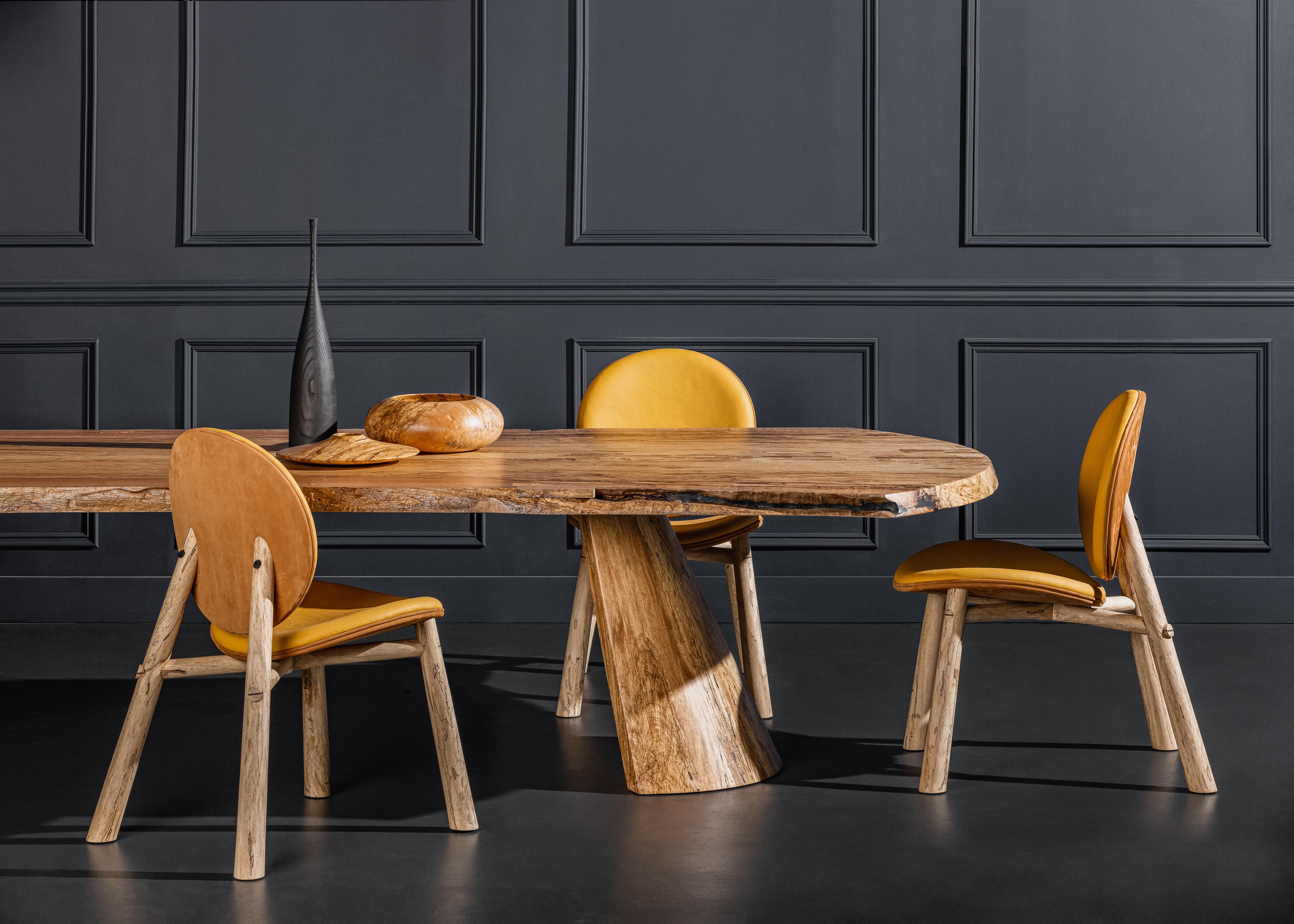 Voutentisch aus lebhaft gespaltenem Eastern Maple. Dieser einzigartige Tisch ist aus zwei aufeinander abgestimmten Platten gefertigt, mit organischen Details versehen und mit über hundert Intarsien kunstvoll 