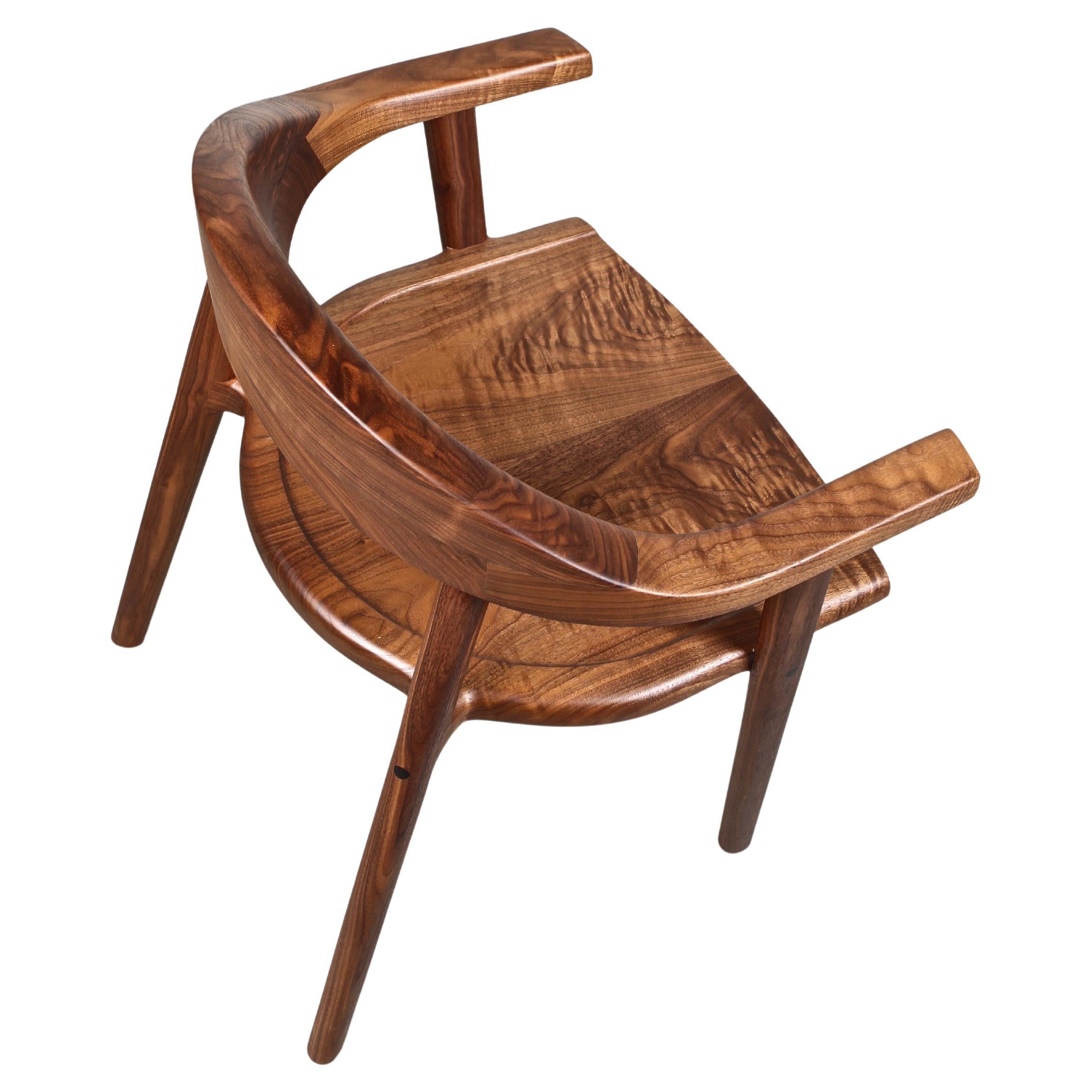 Chaise de salle à manger Karve en bois massif en noyer noir par Möbius Objects